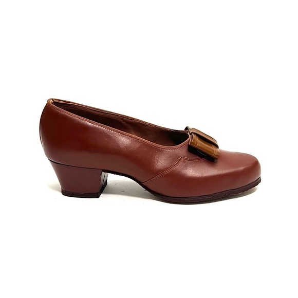 Vintage 1940s brown leather high vamp slip on bow pumps - Picture 1 of 8